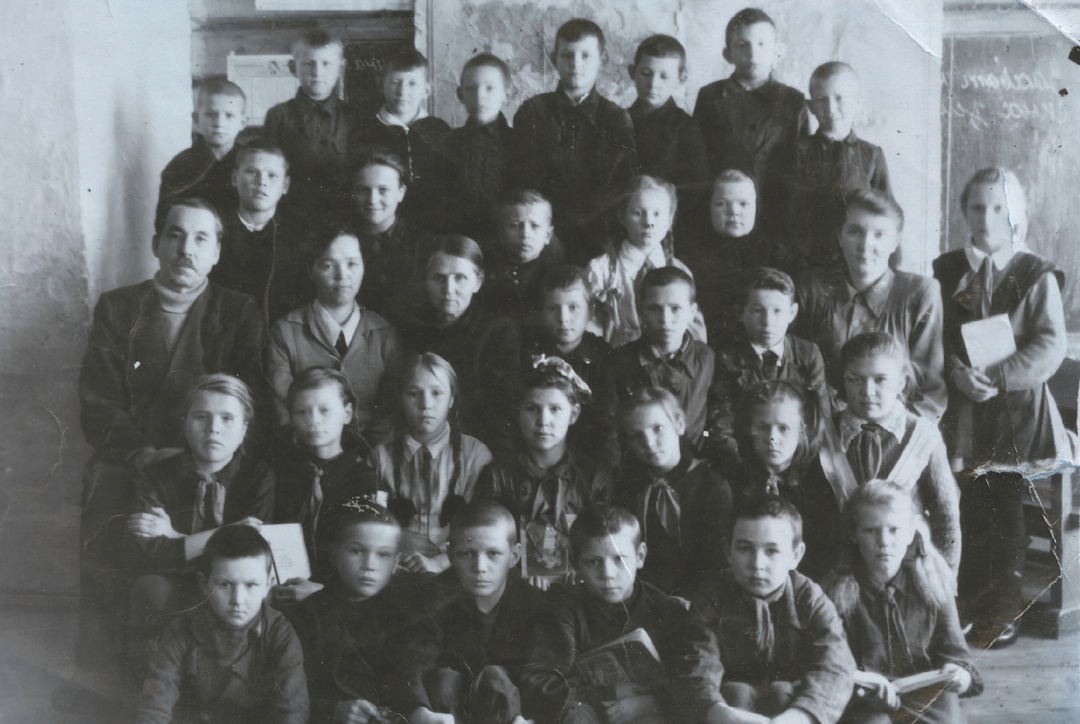 В третьем ряду третья слева направо Изюмова (Калошина) Агриппина Васильевна