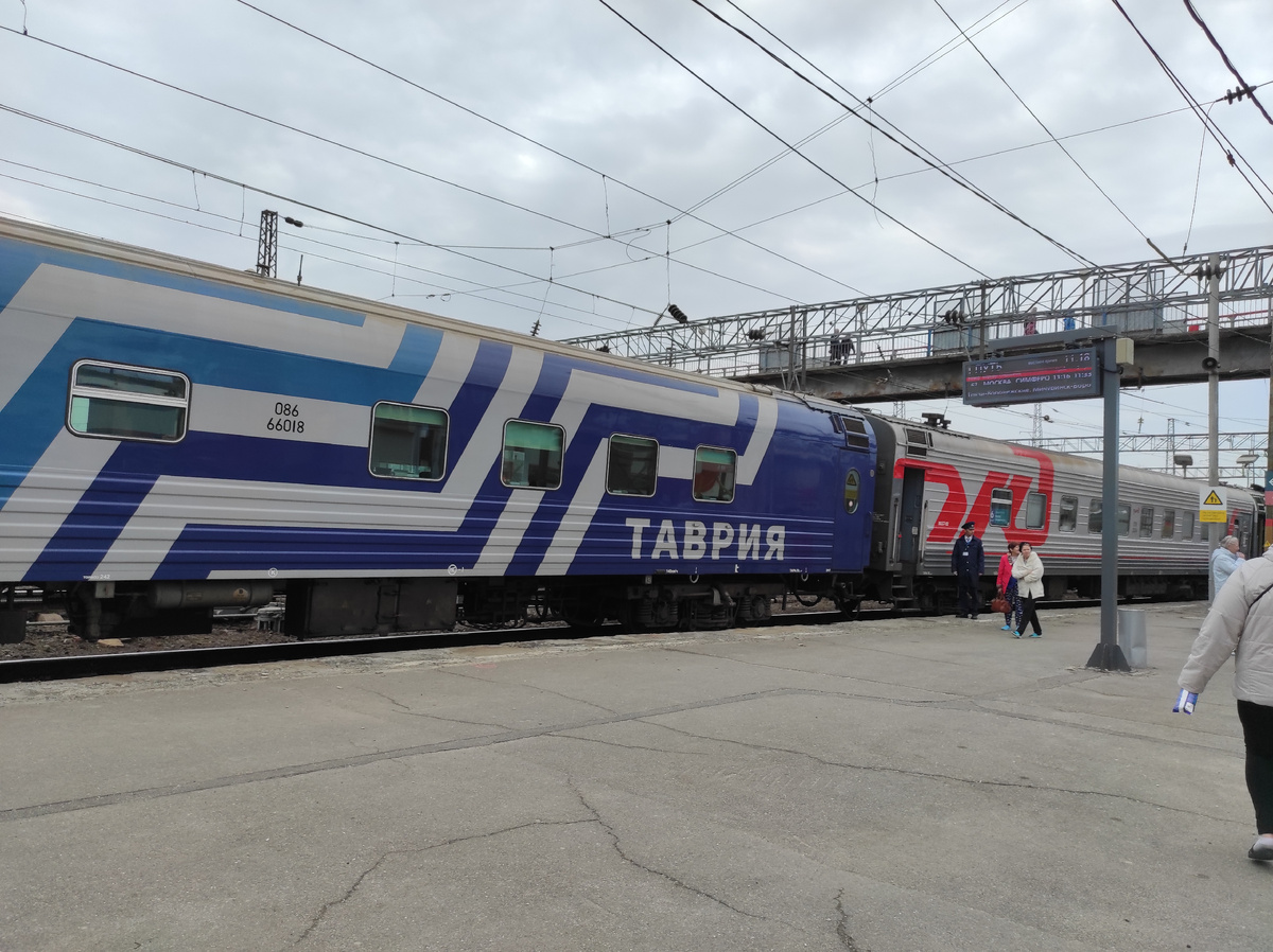 Рядом с моим вагоном номер 6 (с красной надписью) едет вагон - ресторан (синий) 