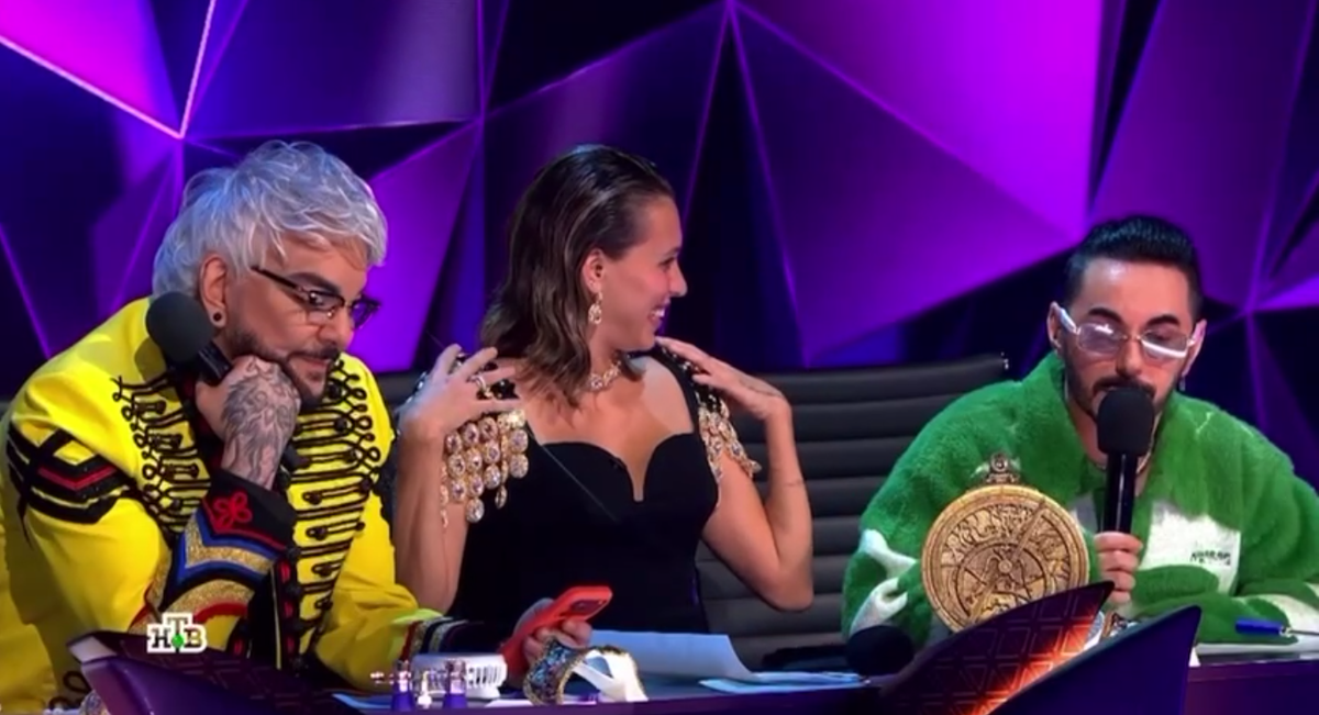 Жюри как будто на чиле. Кадр из 8 выпуска 7 сезона шоу "Маска".