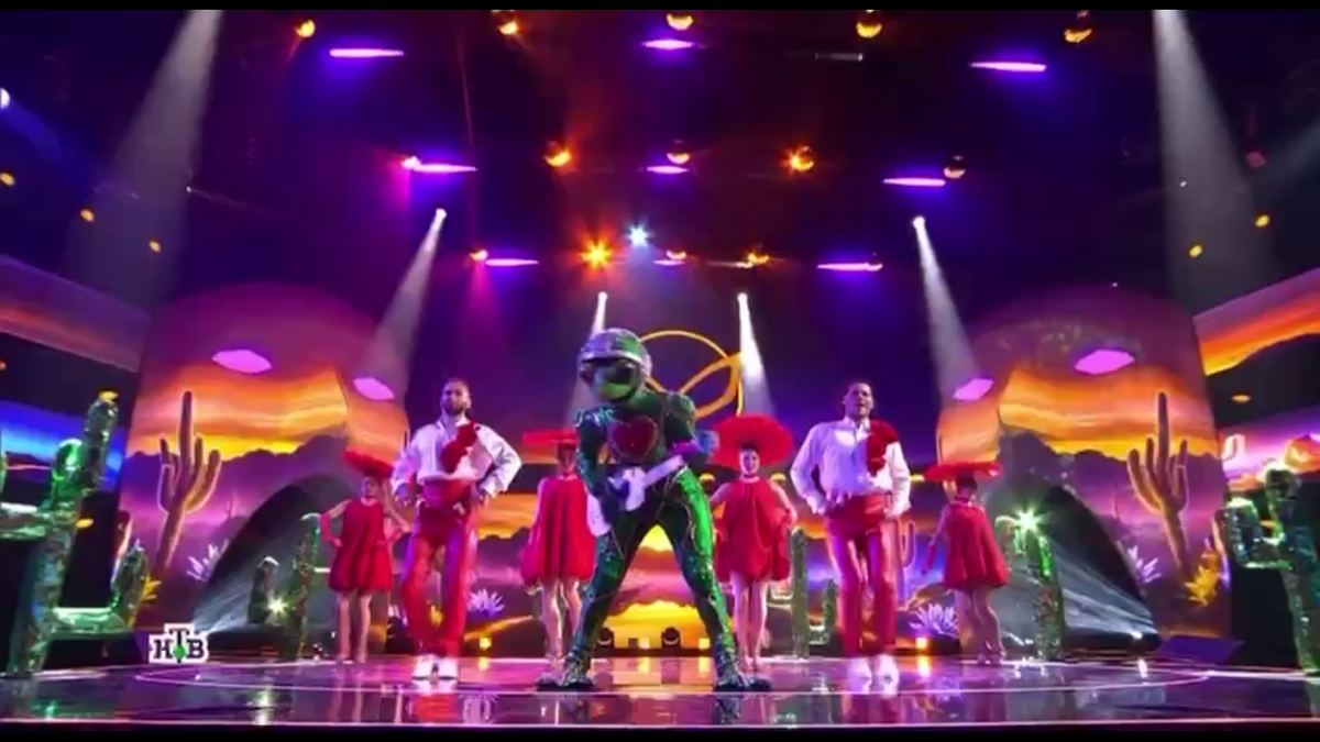 Лягушка - "Baila Me". Кадр из 8 выпуска 7 сезона шоу "Маска".