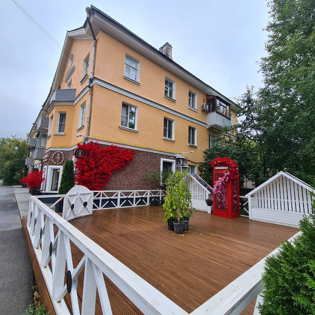 Веранда кафе "Matrëshka Coffee & Bakery".