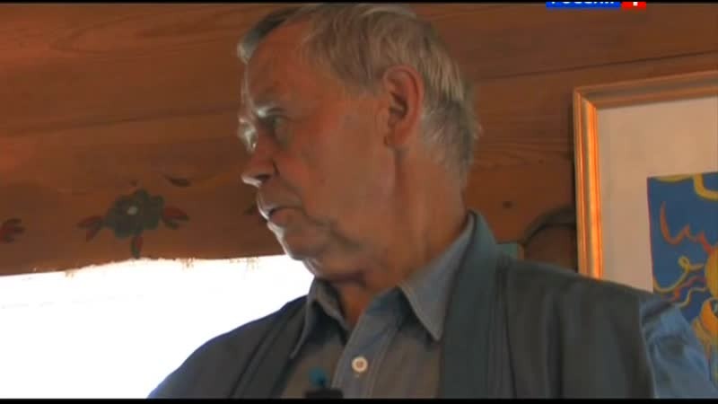 Валентин Распутин в музее "Ангарская деревня" в Братске на посиделках с тогдашным мэром города. Кадр из "Реки жизни". Фото из открытых источников