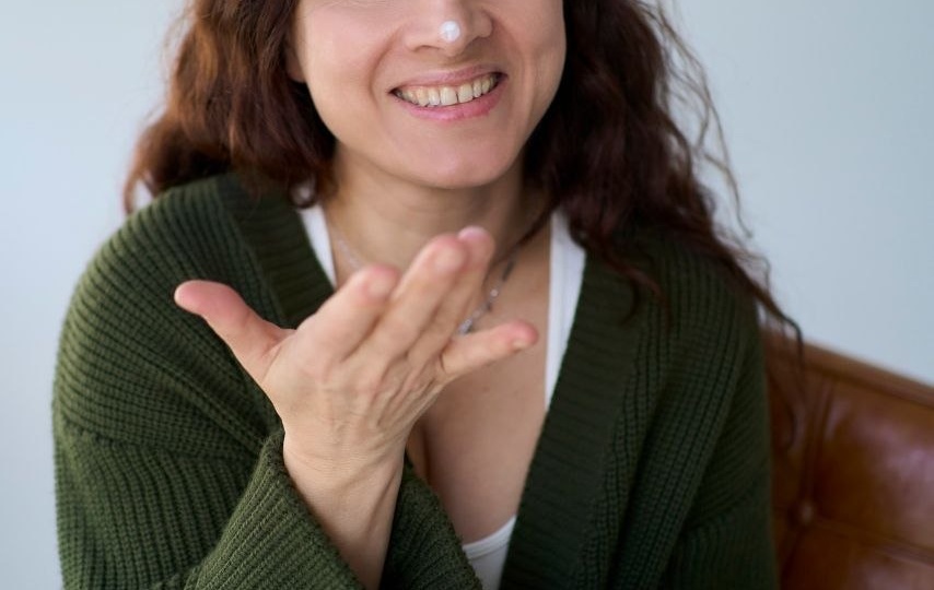 Эффект мятой подушки»: почему утром лицо выглядит старше, чем вечером?