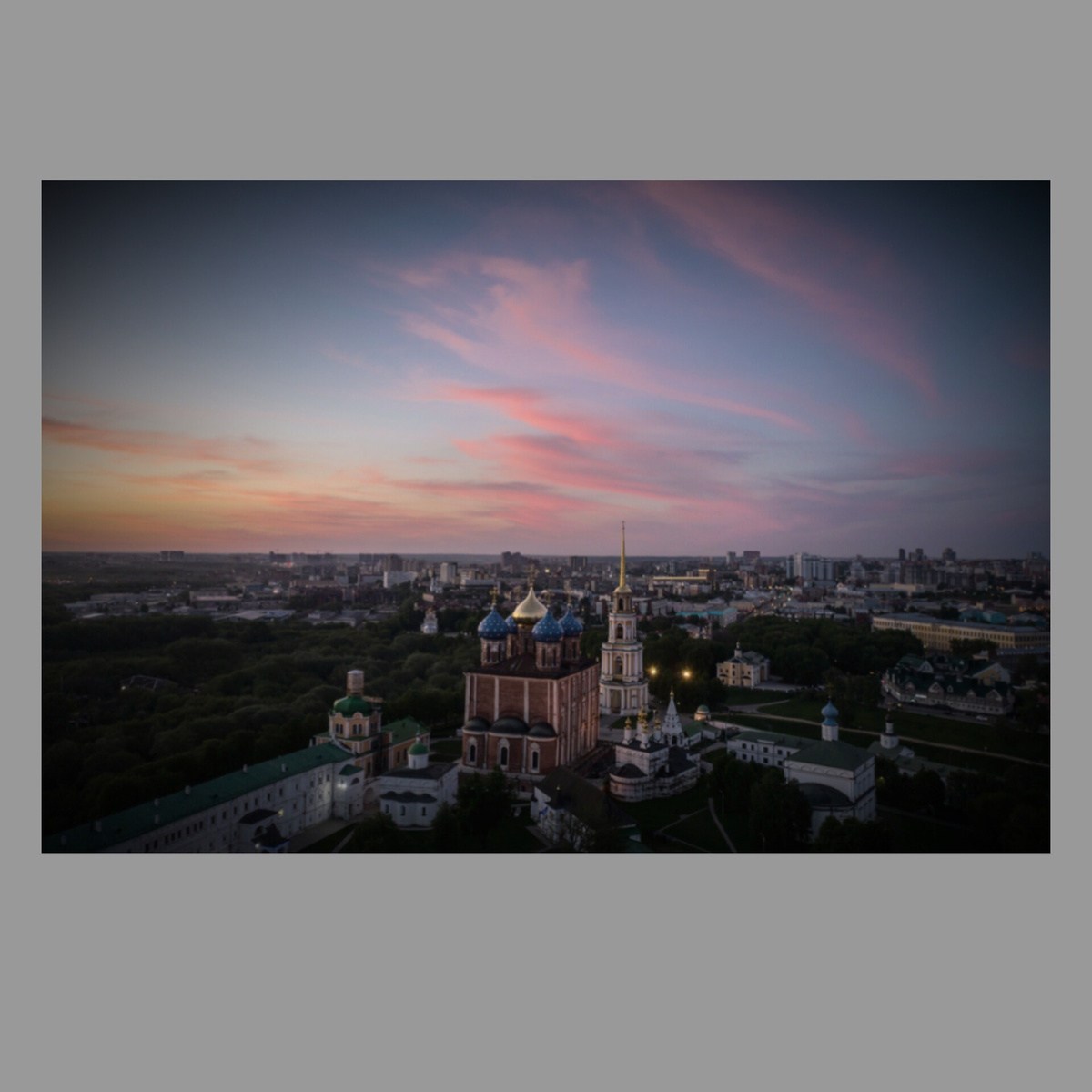 Рязань — город на берегу Оки, известный своей богатой историей и культурным наследием.