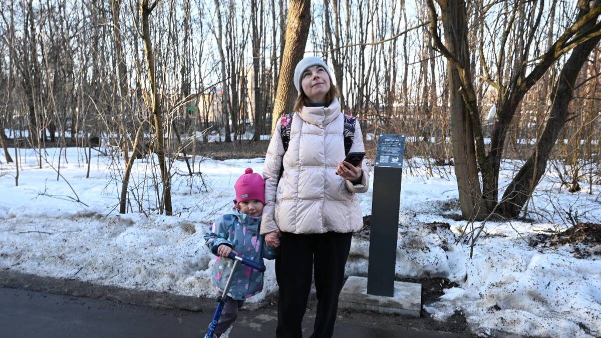    Москвичка Снежана Малинина с дочерью Корой гуляют по «Тропе тишины» в парке «Покровское-Стрешнево» / Фото: Анатолий Цымбалюк / Вечерняя Москва