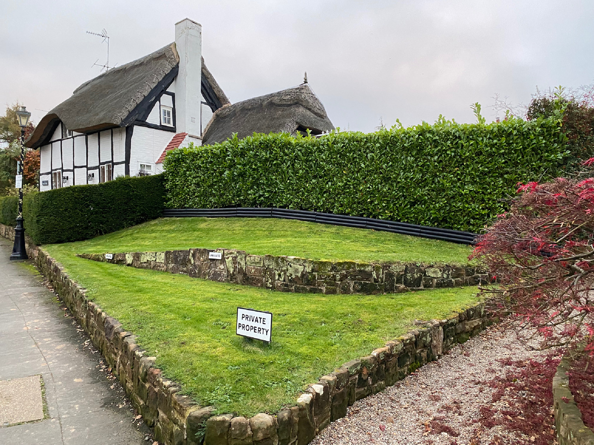 Английский коттедж с соломенной крышей выглядит так, будто его только что нарисовали для коробки конфет. На самом деле это хитрое инженерное сооружение, которое требует от хозяина стальных нервов, регулярной стрижки кровли и философского отношения к паукам, решившим, что это их личный особняк. Фото из личного архива