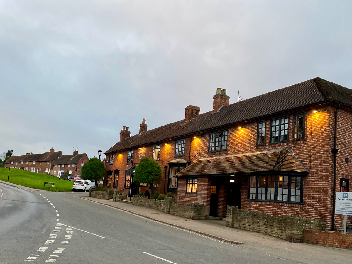 Идеальная британская композиция: руины замка Кенилворт (слева за кадром) и пабы прямо через дорогу. После осмотра крепости, которую граф Лестер перестроил ради одного свидания с Елизаветой I, просто необходимо зайти в паб. Ведь созерцать величие истории гораздо приятнее с пинтой эля в руках. Фото из личного архива