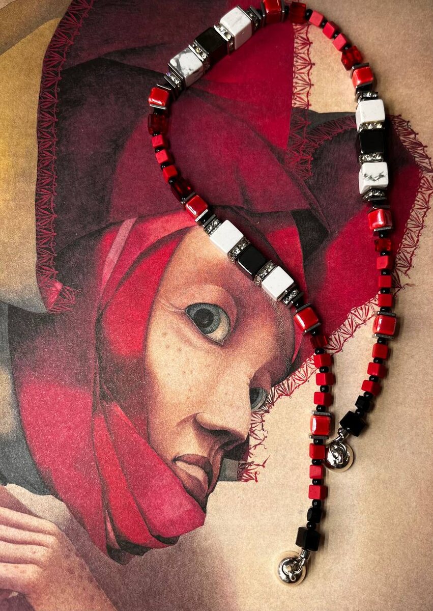 Использовала гематит, магнезит, коралл, керамику, стекло.