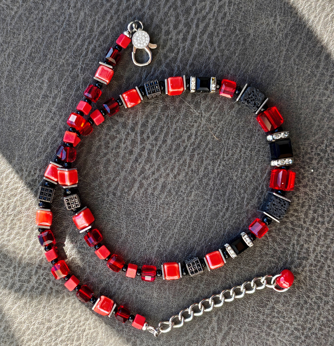 Здесь я добавила вулканическую лаву, кубики Сваровски и кубики с фианитами.