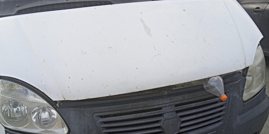 Бутылка, торчащая из-под капота Газели: оказывается, её туда клали не просто так