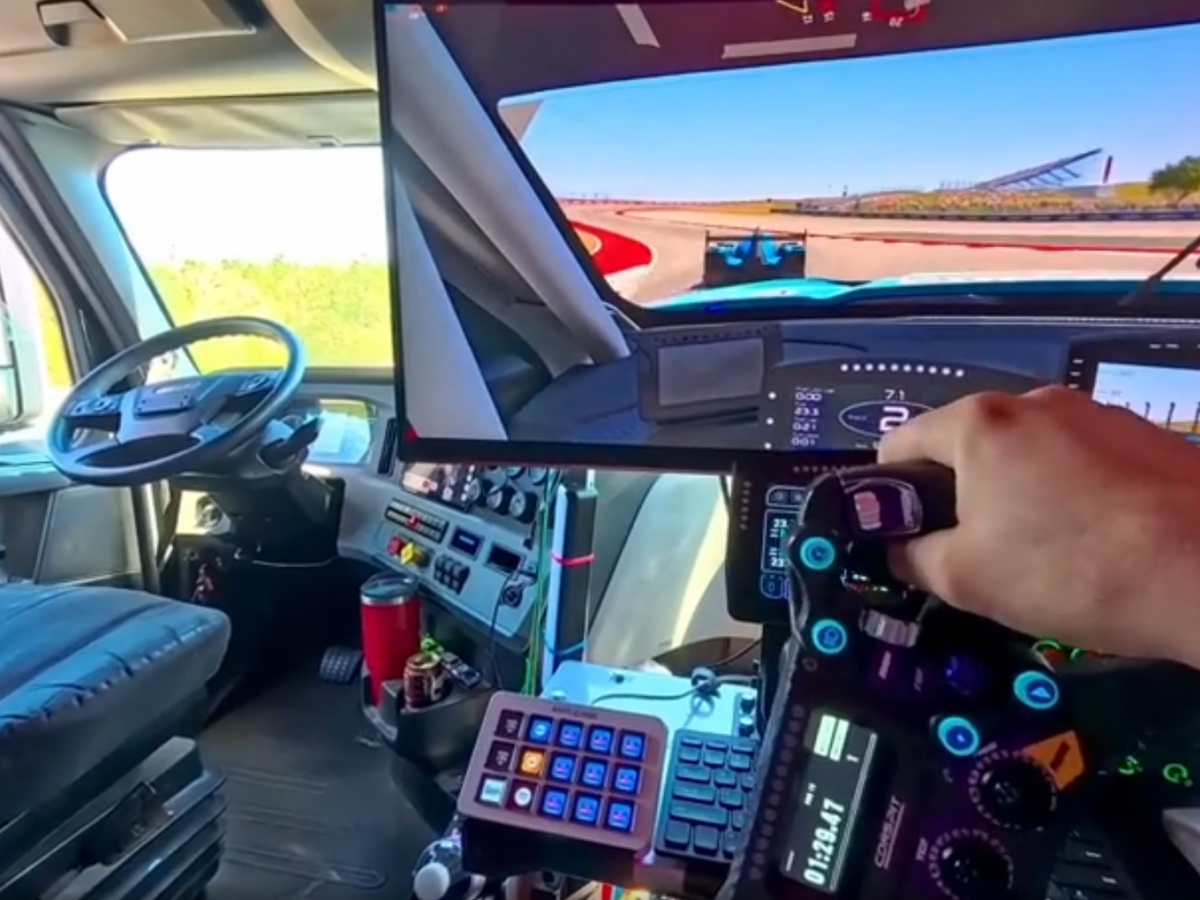    Дальнобойщик установил в кабину дорогой ПК с рулём, чтобы играть в гонки в пробках