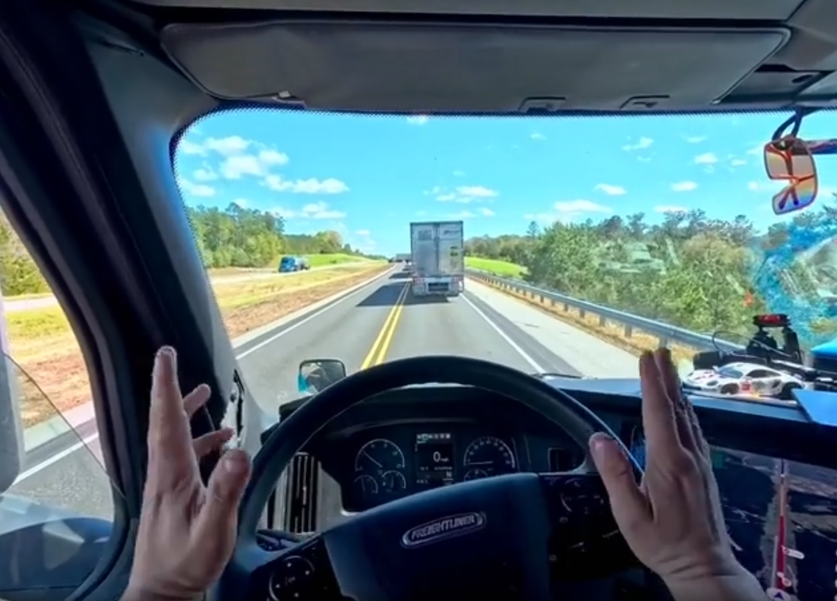    Дальнобойщик установил в кабину дорогой ПК с рулём, чтобы играть в гонки в пробках