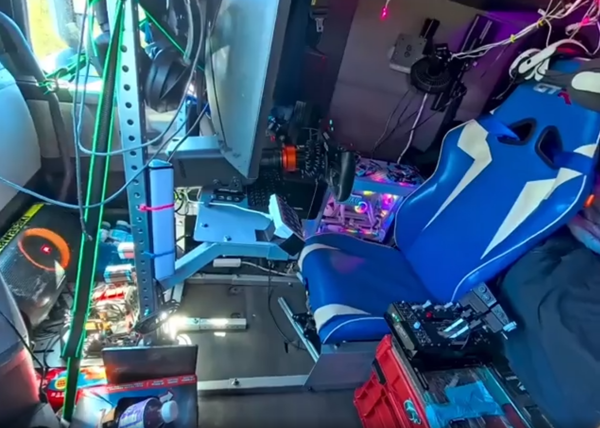    Дальнобойщик установил в кабину дорогой ПК с рулём, чтобы играть в гонки в пробках