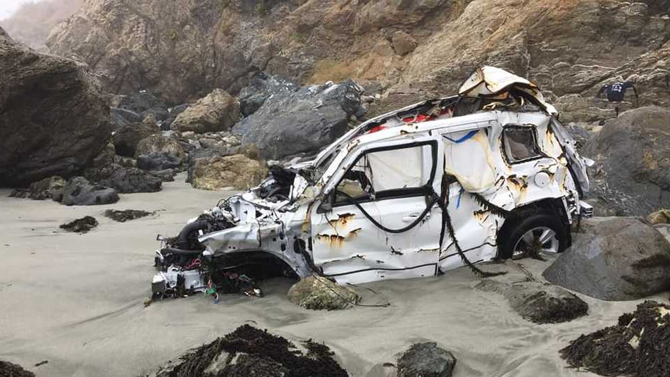 Разбитый Jeep Анжелы Эрнандес на узкой полосе берега под обрывом, где её нашли спустя неделю