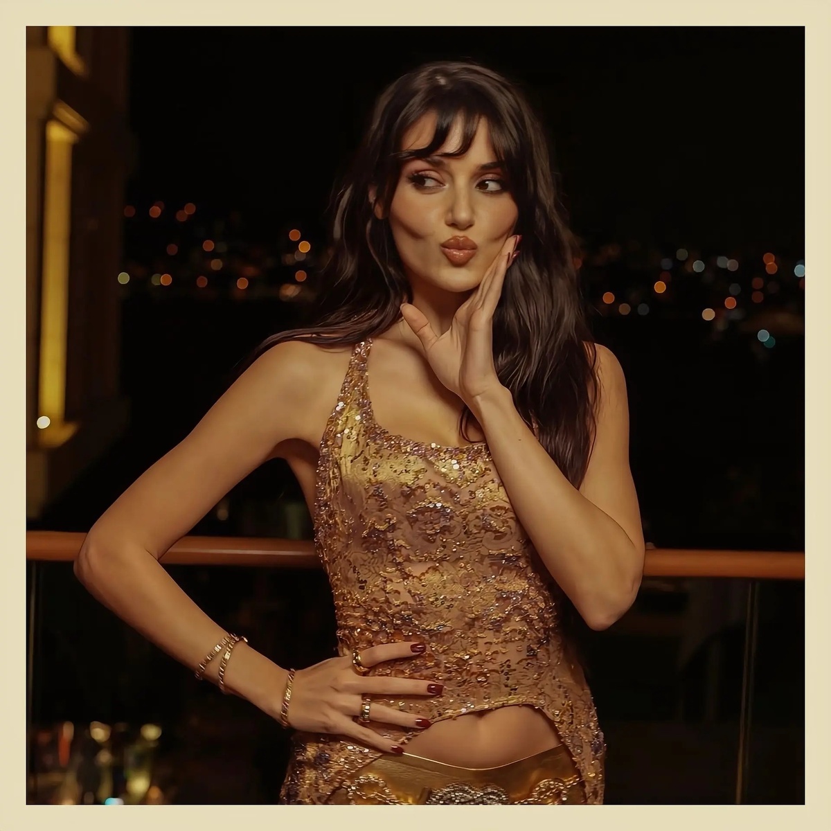 Звезда турецкого сериала «Постучись в мою дверь» Ханде Эрчел. Источник фото: социальные сети Ханде