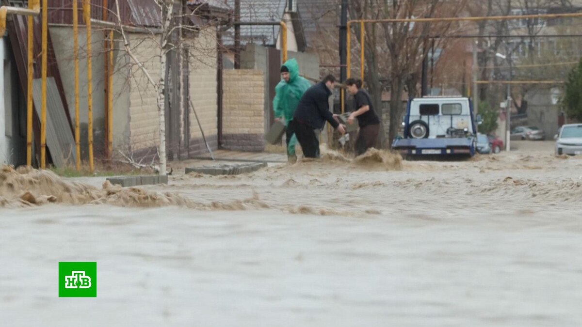    Потоп в Дагестане: бурные потоки воды сносили столбы и железные ворота