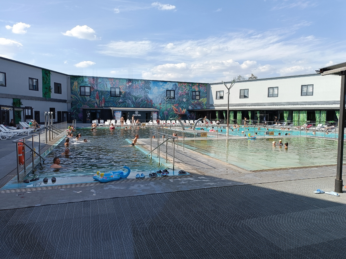 Бассейны с термальной водой. Июль 2024. Фото автора.