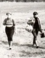 Вот она я -с сумкой и гербарной папкой. Сразу после первого курса, путь к улучшению внешности только начат ))