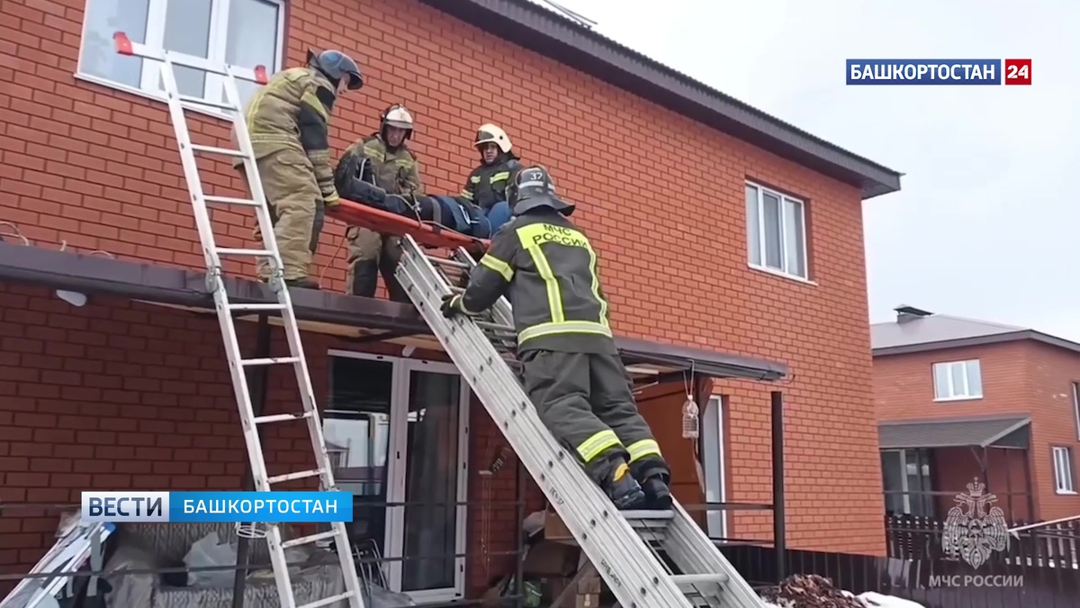    В Башкирии спасатели МЧС сняли мужчину с переломом ноги с крыши