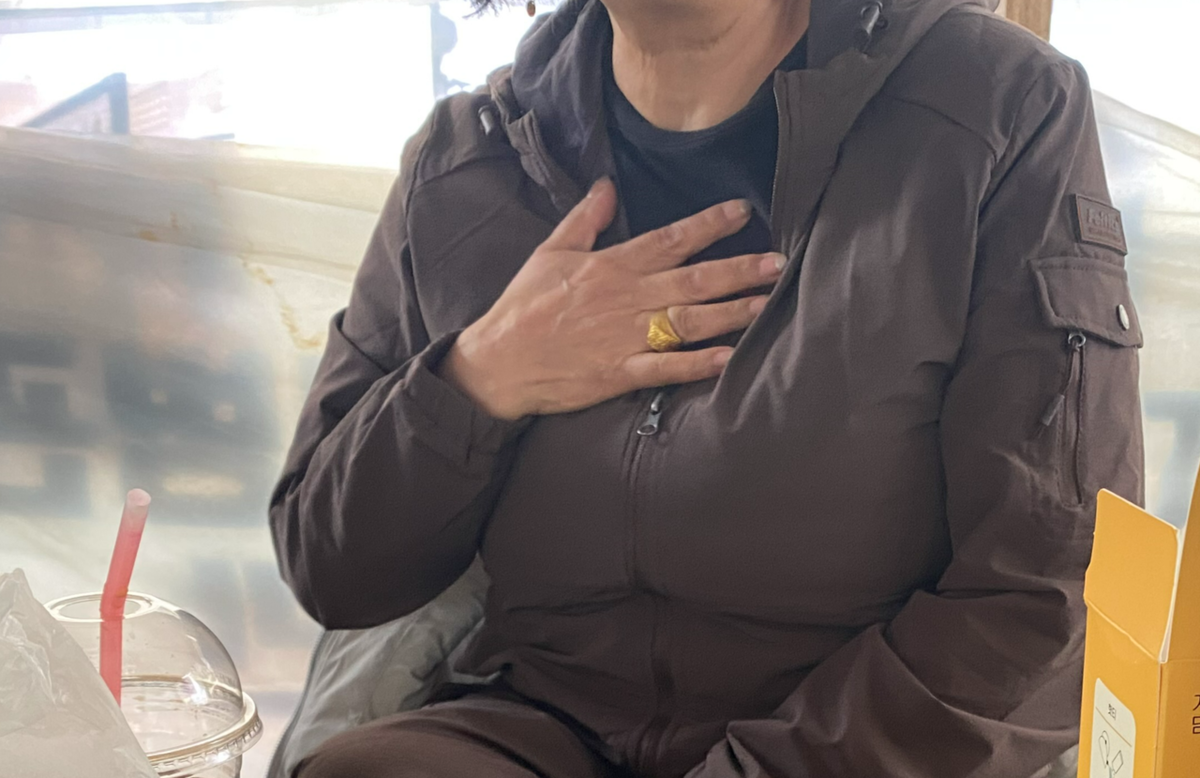 Женщина по фамилии Ким рассказывает о своем опыте в центре лечения ЗППП в Тондучхоне, провинция Кёнги, во время интервью с The Korea Herald 22 марта. (Лим Чжэ Сон/The Korea Herald)