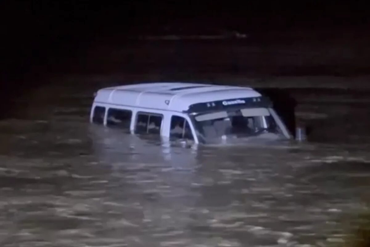    Последствия мощных дождей в Чечне ликвидируют более 2 тыс. сотрудников МЧС