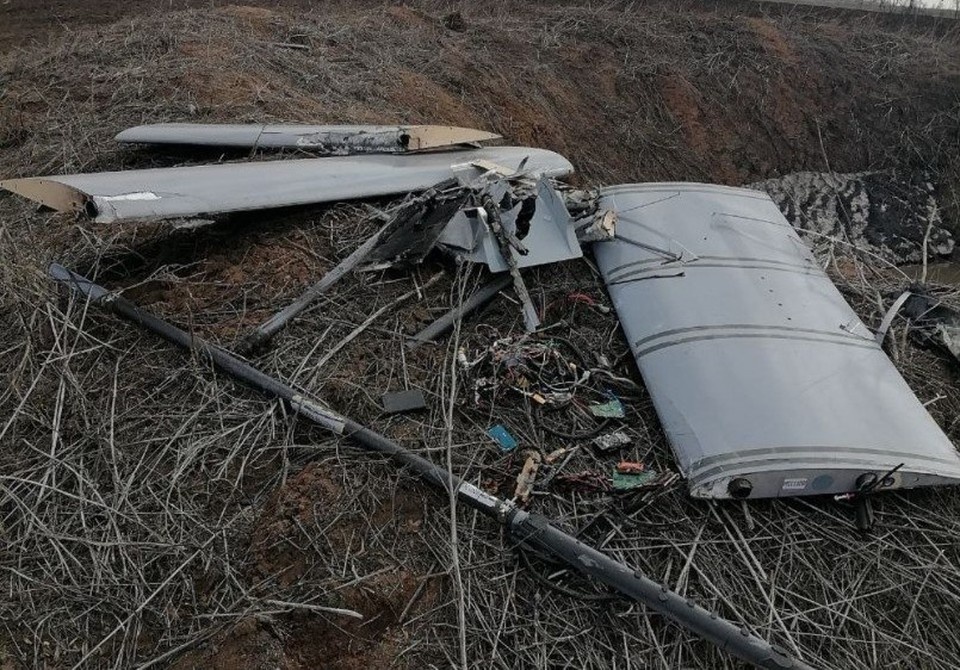    Фрагменты ударного беспилотника ВСУ, сбитого МОГом ФСБ в Донецке. Фото: Штаб Обороны ДНР