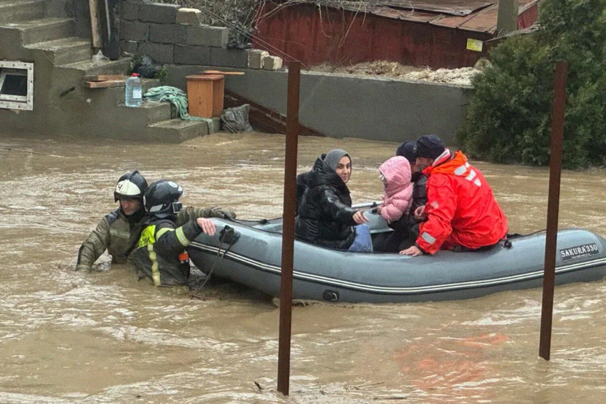 Сотрудники МЧС эвакуируют жителей из домов на подтопленной улице в Махачкале, 28 марта 2026 года    📷