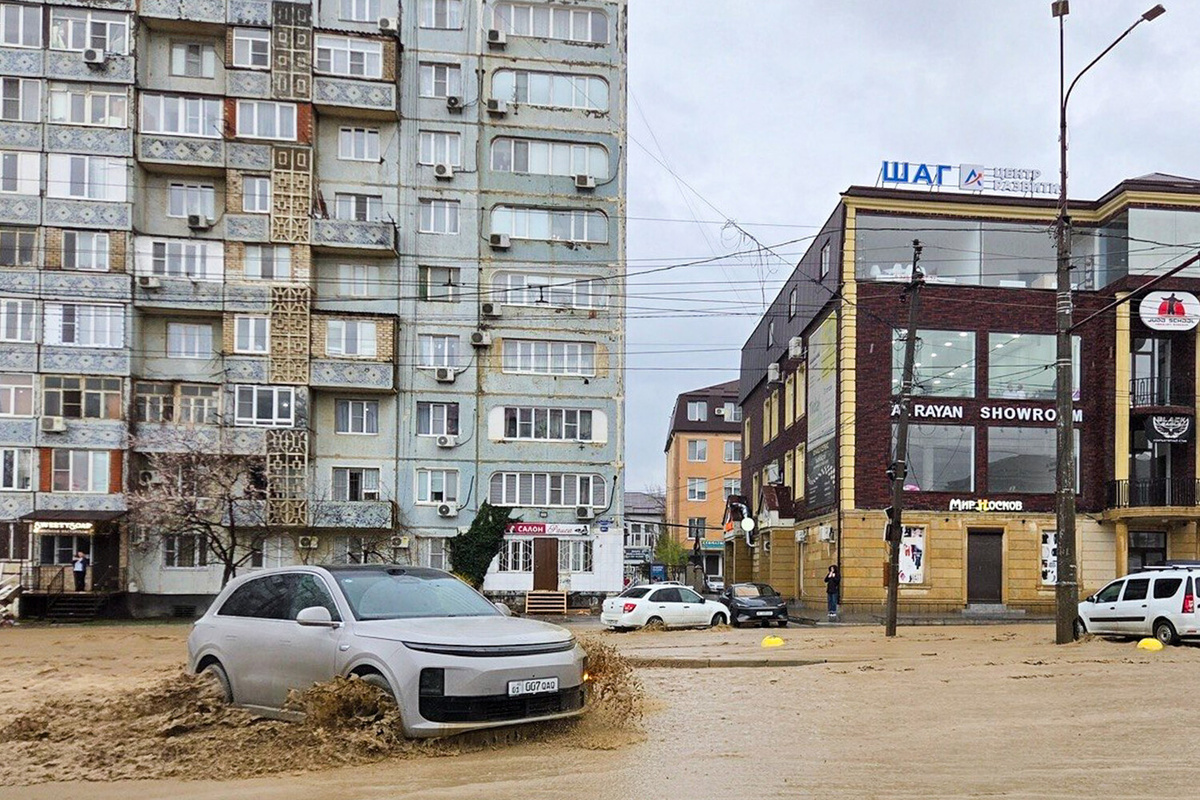 Подтопленная улица в Махачкале, 28 марта 2026 года    📷