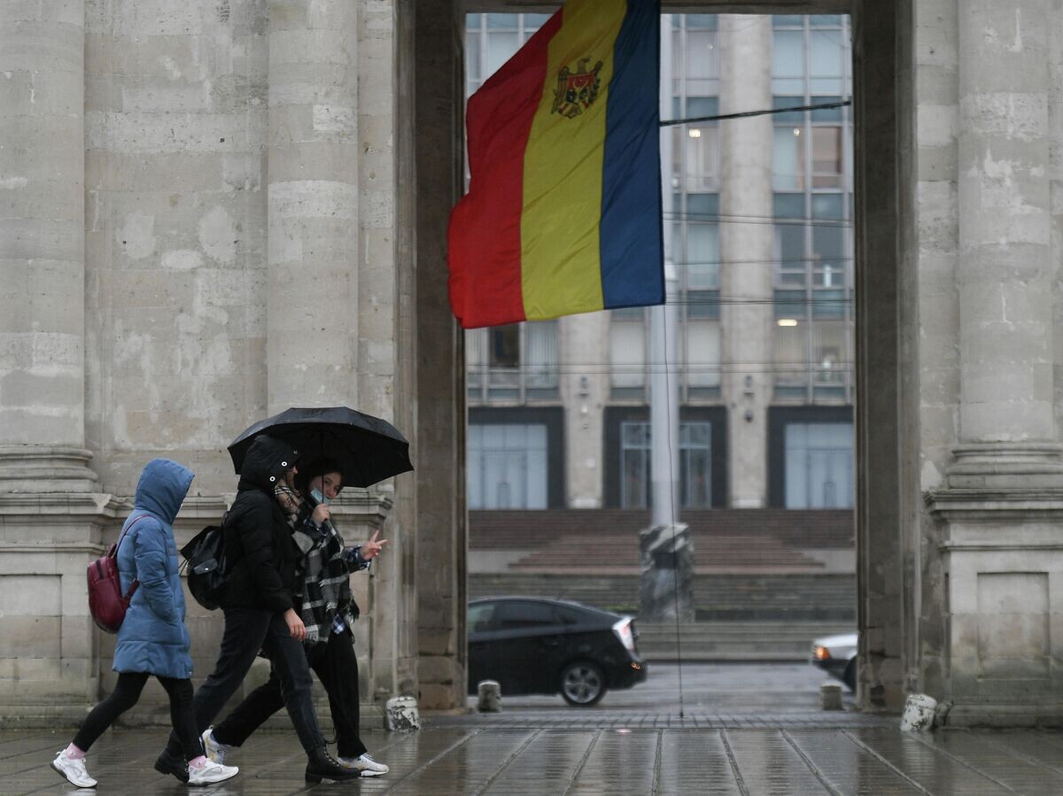    Прохожие у здания правительства Молдавии в Кишиневе© РИА Новости . Максим Блинов