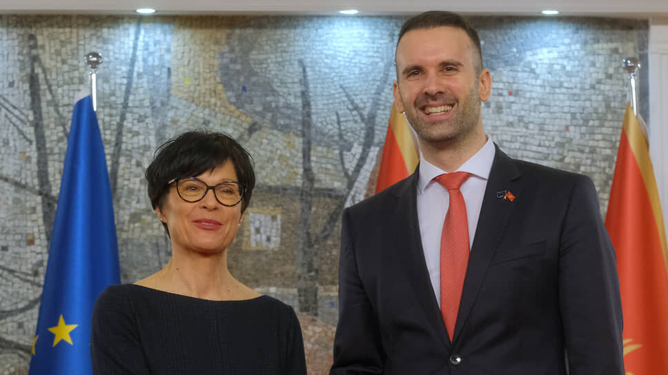 Еврокомиссар Марта Кос и премьер Черногории Милойко Спаич.📷Фото: Risto Bozovic / AP