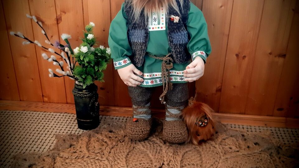 Домовой получил штаны и свидетельство о рождении.