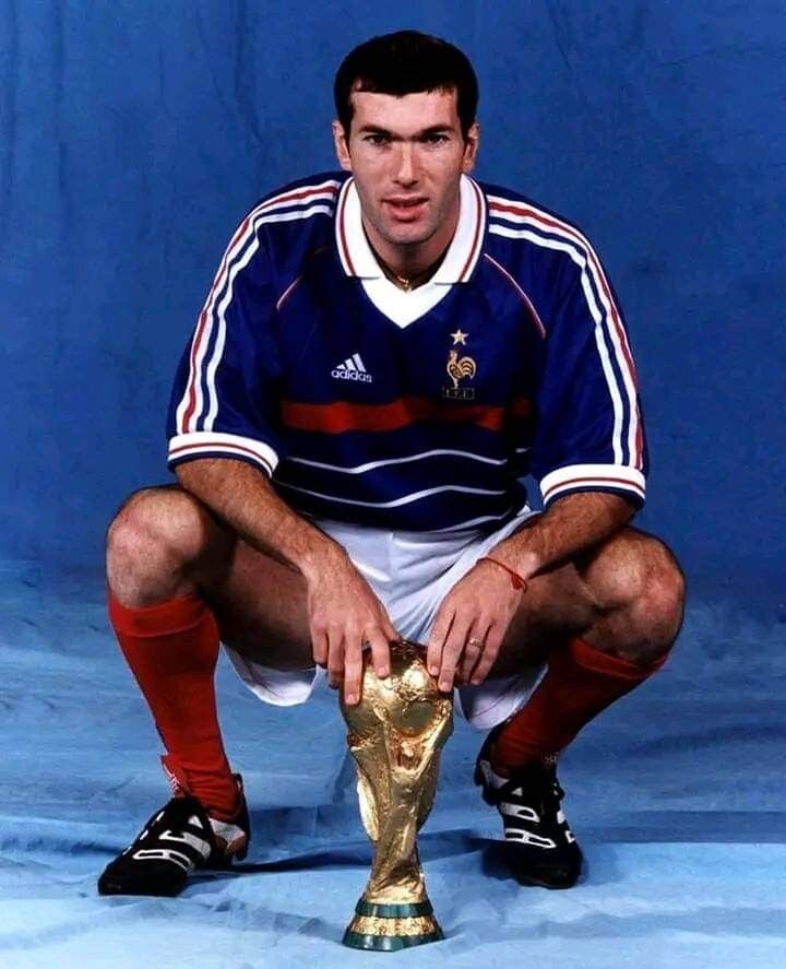 "Дайте мне Зидана и десять бревен, и я выиграю Лигу чемпионов. Он не просто играл в футбол, он создавал пространство там, где его не существовало" - Сэр Алекс Фергюсон.