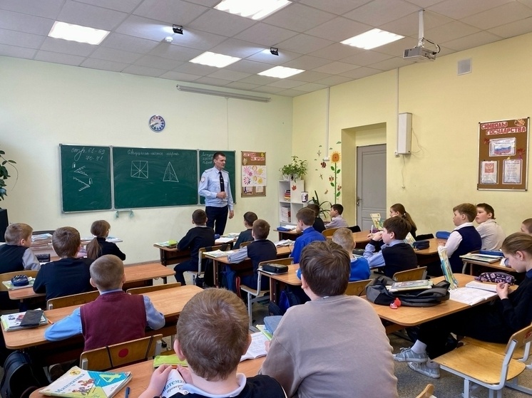     Юные инспекторы движения объяснили правила безопасного перехода дороги. Фото: соцсеть ВКонтакте Администрации Холмского округа