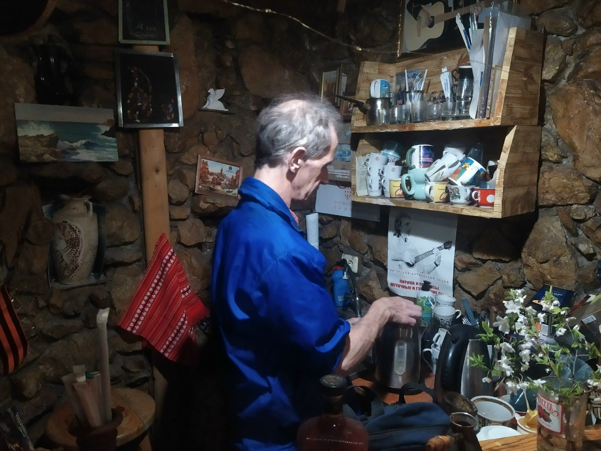 Олег Широков за барной стойкой - как Рыбов в воде! (с) Фото: Н. Остапцов