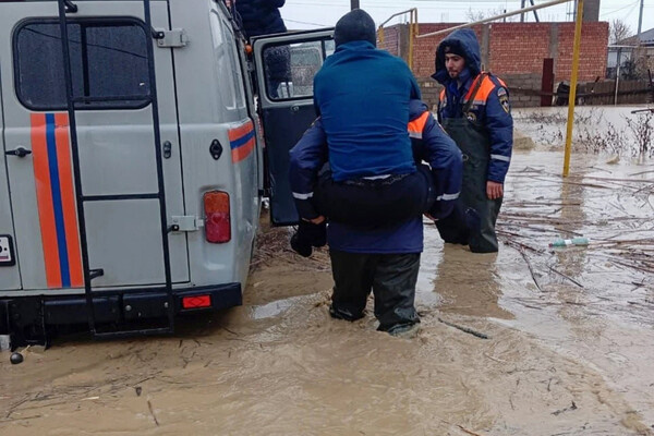 Сотрудники МЧС эвакуируют жителя из дома на подтопленной улице в Дербенте, 28 марта 2026 года / МЧС РФ/РИА Новости   📷