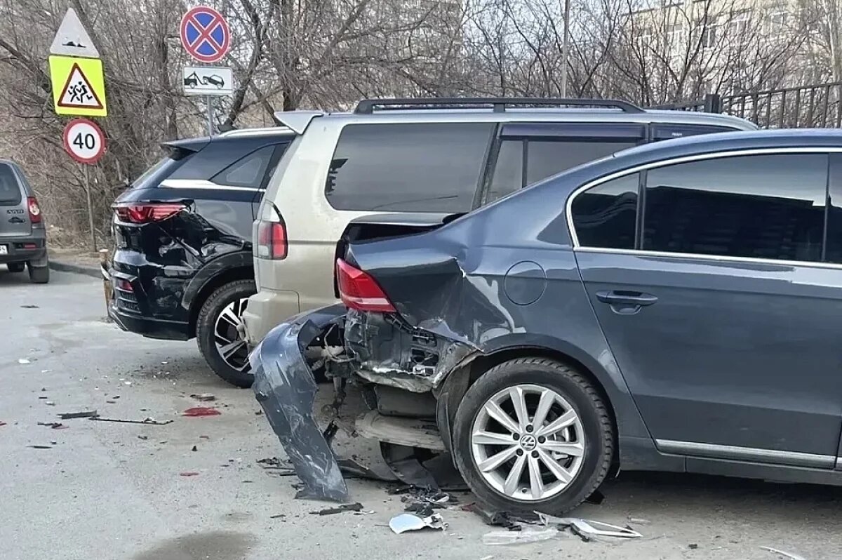    До 5 лет грозит волгоградке: она угнала иномарку и протаранила три авто