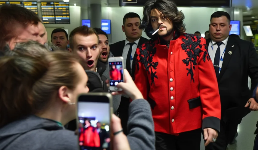 "Мне все-равно ничего не будет": Филипп Киркоров закурил прямо в здании барнаульского аэропорта