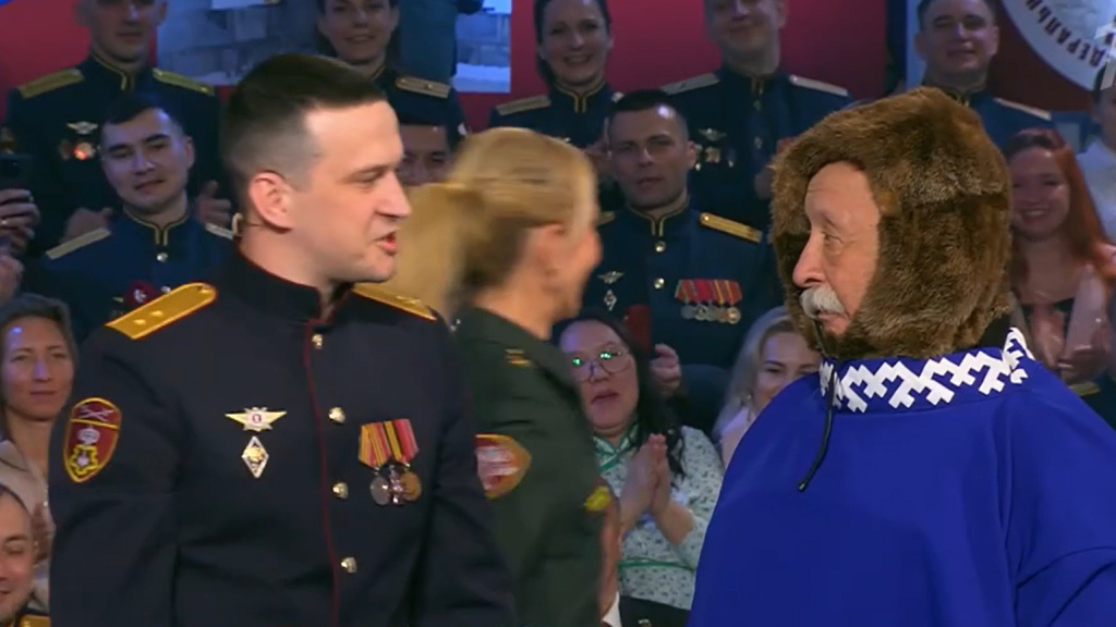    Росгвардеец из Югры подарил Леониду Якубовичу национальный костюм ханты