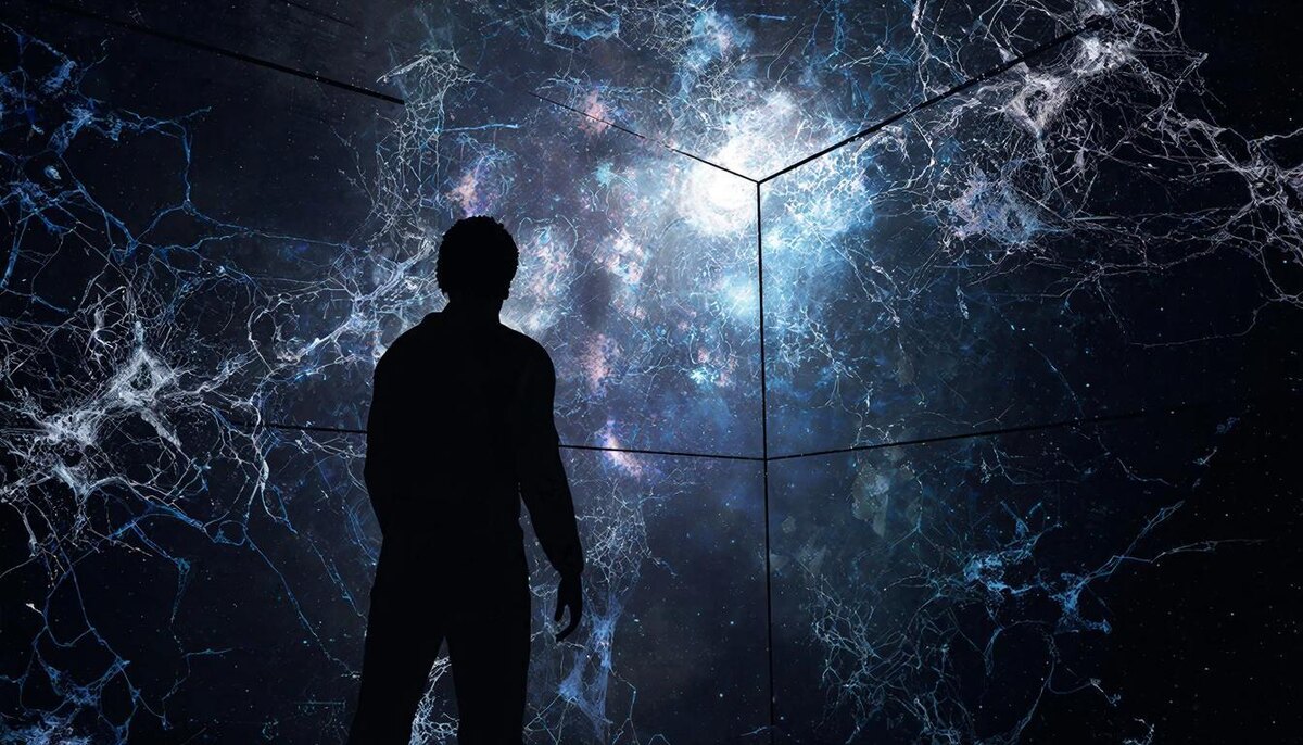 Инструмент познания вдруг видит в зеркале нечто знакомое - и это всего лишь начало пути, который, кажется, ведёт обратно к самому себе...