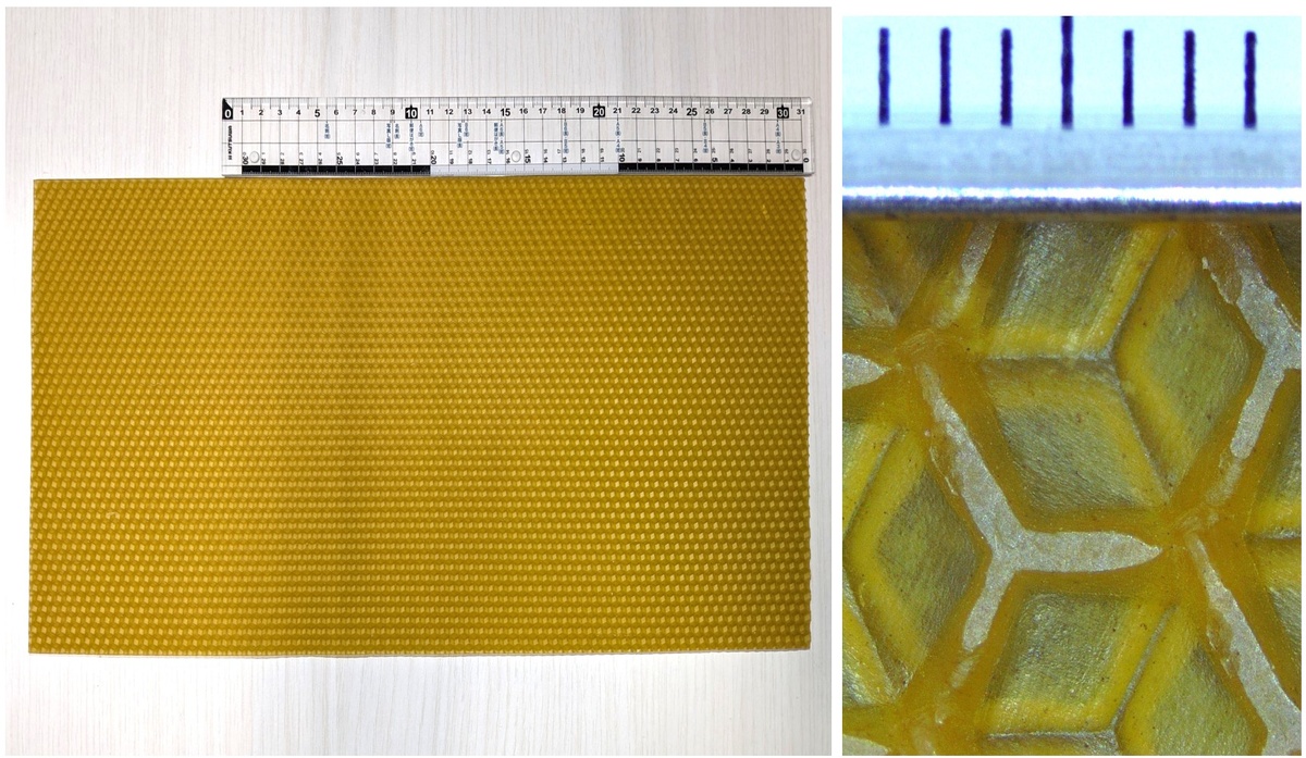 Рисунок 1. Слева: фотография коммерчески доступной вощины. Шестиугольные рёбра выгравированы как на передней, так и на задней стороне. Справа: увеличенное изображение той же вощины. Шестиугольники на передней и задней сторонах слегка смещены относительно друг друга, так что центр шестиугольника, выгравированного на передней стороне, совпадает с вершиной шестиугольника, выгравированного на задней стороне. Каждое деление шкалы соответствует 1 мм.