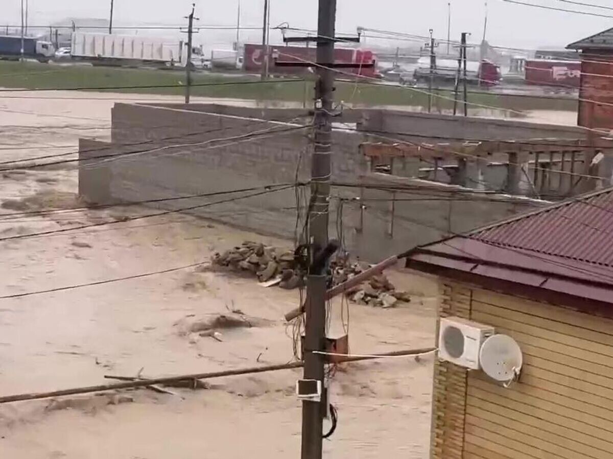    Подтопленная улица в поселке Новый Хушет под Махачкалой© РИА Новости