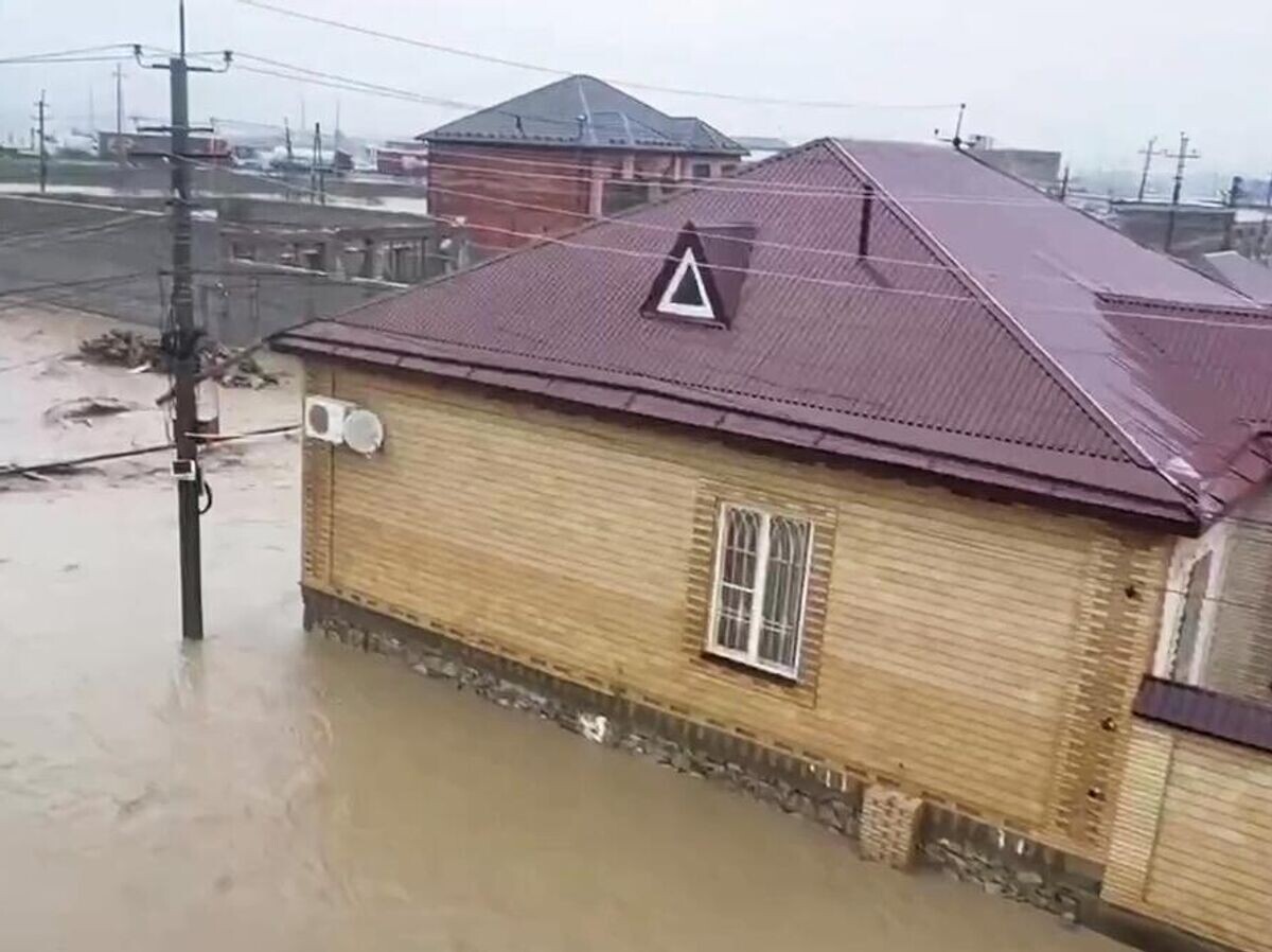    Подтопленная улица в поселке Новый Хушет под Махачкалой© РИА Новости