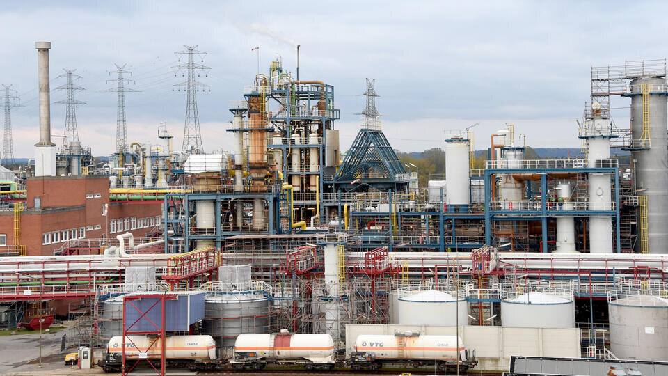     FT: химикаты подорожали в Германии из-за ближневосточного конфликта Carsten Rehder/DPA/TASS