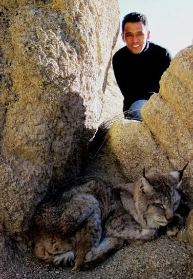 Рейнджер Кенраб рядом с рысью. (с) Khenrab Phuntsog.