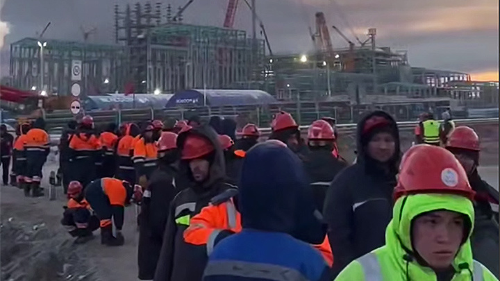    Рабочие-мигранты показывают последствия третьего за неделю налёта украинских дронов-"камикадзе" на порт Усть-Луга. Скриншот видеокадра: соцсети