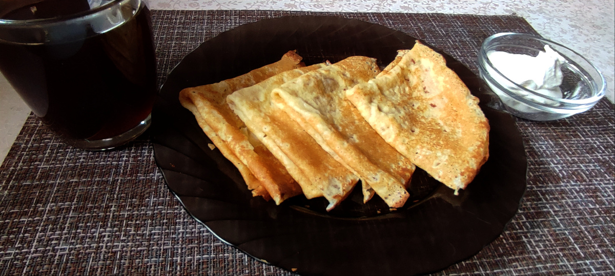 На завтрак были просто блинчики со сметаной