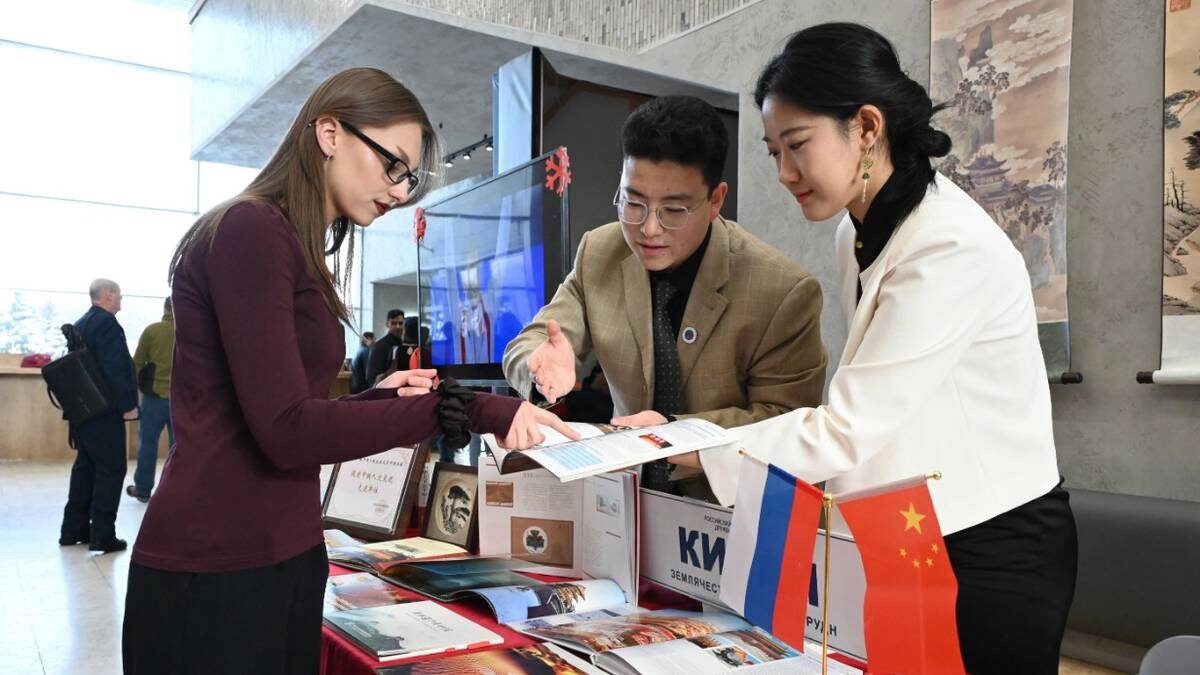    Российский университет дружбы народов. Софья Дашичева, студентка факультета рекламы и связи с общественностью, Ли Вэньхао, аспирант экономического факультета, Лю Сюаньхань, студентка экономического факультета / Фото: Мария Хапцова / Вечерняя Москва