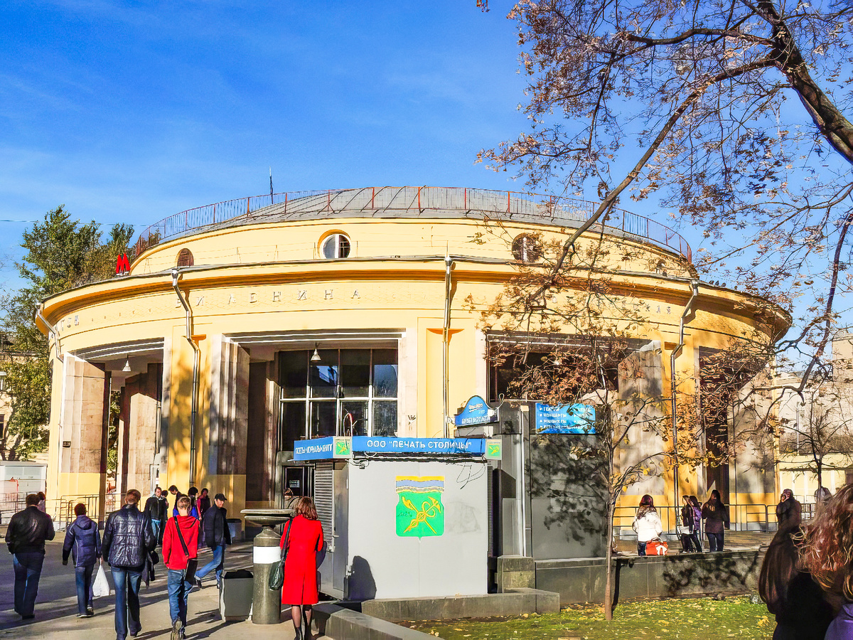 Вход в метро "Новокузнецкая" на месте храма Параскевы Пятницы