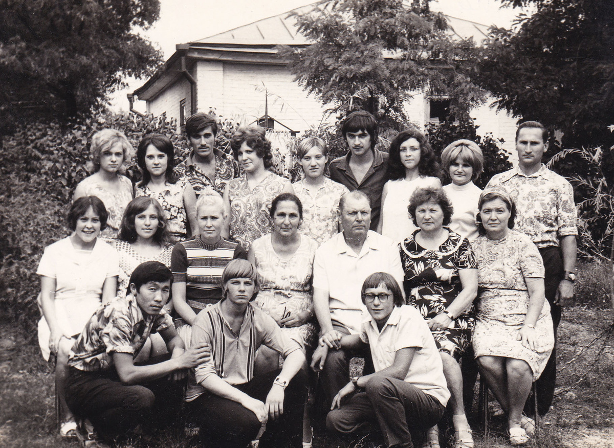 Выпуск 1974 г. группа №5. Сидят справа налево преподаватели Н.С. Верещагина, М.В. Лысенко, директор Агеев, преподаватели М.И. Морозова, Л.П. Корбут. На заднем фоне - тот самый корпус со скелетом лошади
