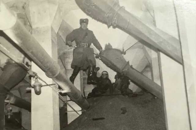    Александр Субботин во время тушения пожара на эливаторе. Фото предоставлено родственниками ветерана. Фото: АиФ-Рязань